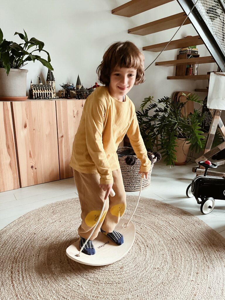 Jacopo con la Balance Board di PlanToys