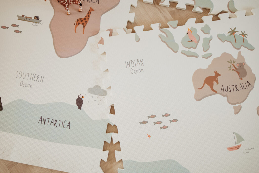 AMA E WORLDMAP EEVAA PLAY&GO